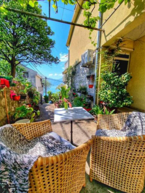 Apartmani Jovan,on the shore of the bay of Kotor with free Wi-Fi